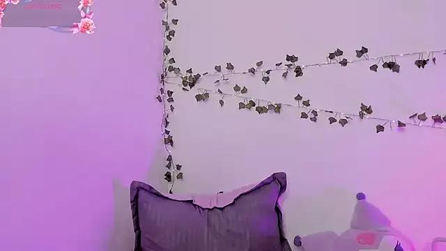 Discover our girls online shows and discover the company of countless livestreamers, with stunning shapes, sex toys and more.