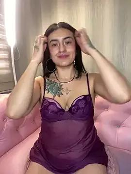 Discover our girls online shows and discover the company of countless livestreamers, with stunning shapes, sex toys and more.