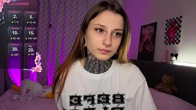 Discover our girls online shows and discover the company of countless livestreamers, with stunning shapes, sex toys and more.