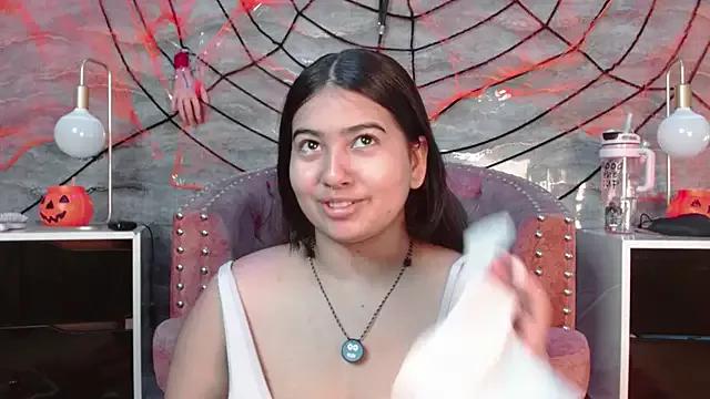 Discover our girls online shows and discover the company of countless livestreamers, with stunning shapes, sex toys and more.