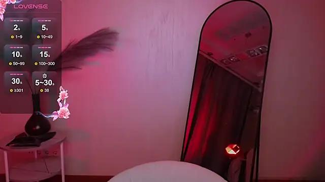 Discover our girls online shows and discover the company of countless livestreamers, with stunning shapes, sex toys and more.