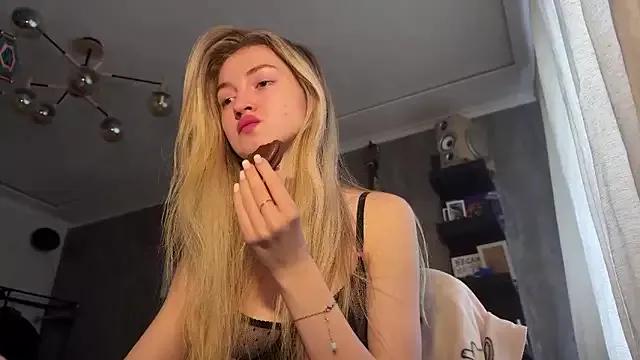 Discover our girls online shows and discover the company of countless livestreamers, with stunning shapes, sex toys and more.