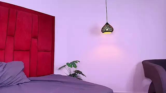 Discover our girls online shows and discover the company of countless livestreamers, with stunning shapes, sex toys and more.