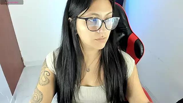 Discover our girls online shows and discover the company of countless livestreamers, with stunning shapes, sex toys and more.