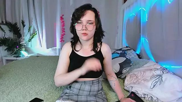 Discover our girls online shows and discover the company of countless livestreamers, with stunning shapes, sex toys and more.