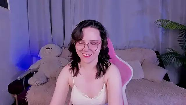 Discover our girls online shows and discover the company of countless livestreamers, with stunning shapes, sex toys and more.