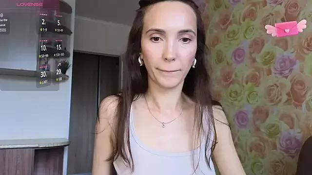 Discover our girls online shows and discover the company of countless livestreamers, with stunning shapes, sex toys and more.