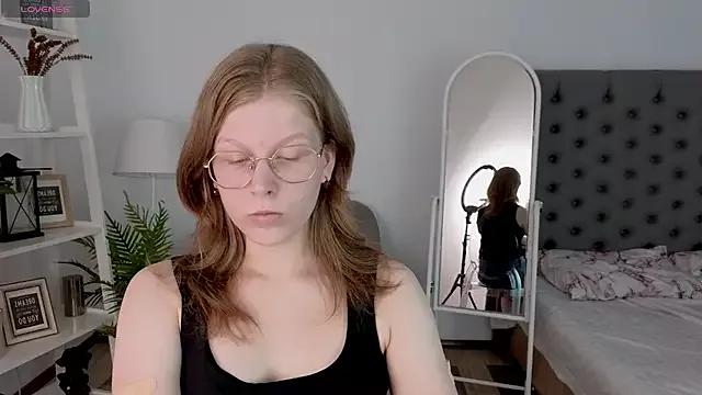 Discover our girls online shows and discover the company of countless livestreamers, with stunning shapes, sex toys and more.