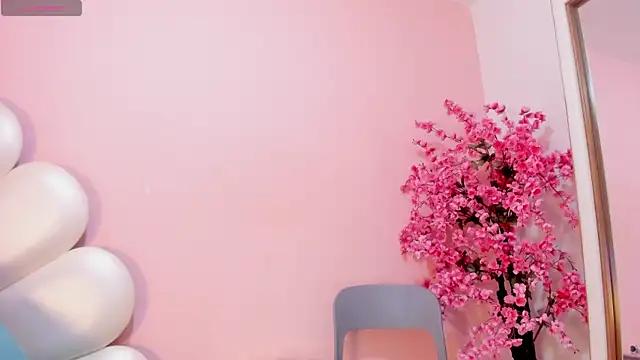Discover our girls online shows and discover the company of countless livestreamers, with stunning shapes, sex toys and more.