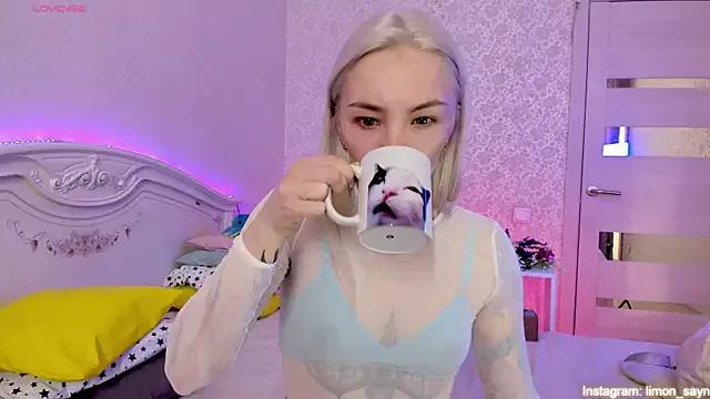 Discover our girls online shows and discover the company of countless livestreamers, with stunning shapes, sex toys and more.