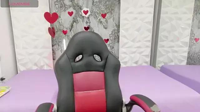 Discover our girls online shows and discover the company of countless livestreamers, with stunning shapes, sex toys and more.