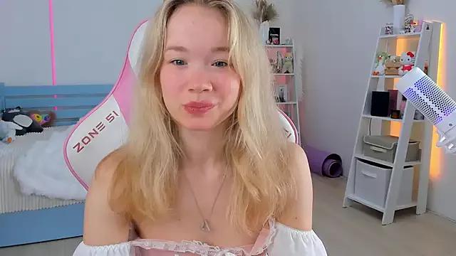 Discover our girls online shows and discover the company of countless livestreamers, with stunning shapes, sex toys and more.