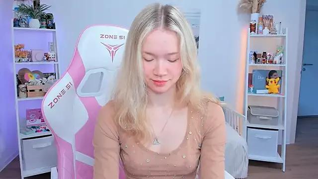 Discover our girls online shows and discover the company of countless livestreamers, with stunning shapes, sex toys and more.