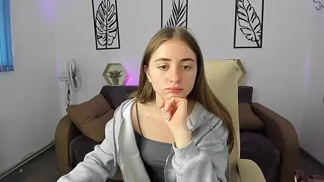 Discover our girls online shows and discover the company of countless livestreamers, with stunning shapes, sex toys and more.