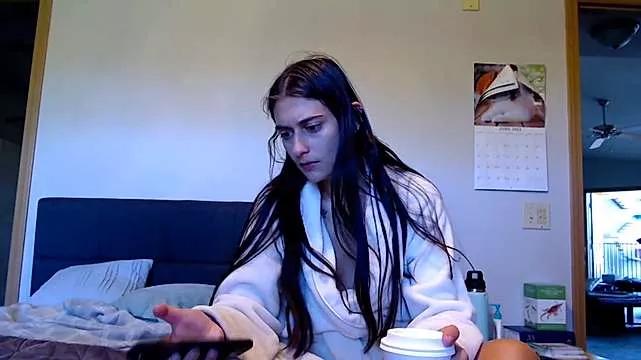 Discover our girls online shows and discover the company of countless livestreamers, with stunning shapes, sex toys and more.