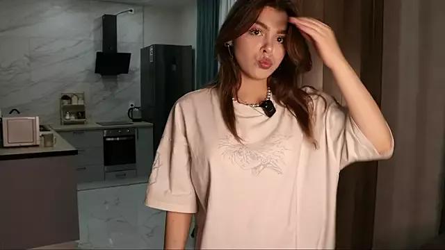 Discover our girls online shows and discover the company of countless livestreamers, with stunning shapes, sex toys and more.