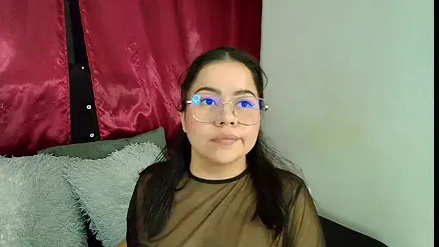 Discover our girls online shows and discover the company of countless livestreamers, with stunning shapes, sex toys and more.