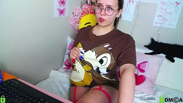 Discover our girls online shows and discover the company of countless livestreamers, with stunning shapes, sex toys and more.