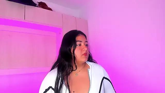 Discover our girls online shows and discover the company of countless livestreamers, with stunning shapes, sex toys and more.