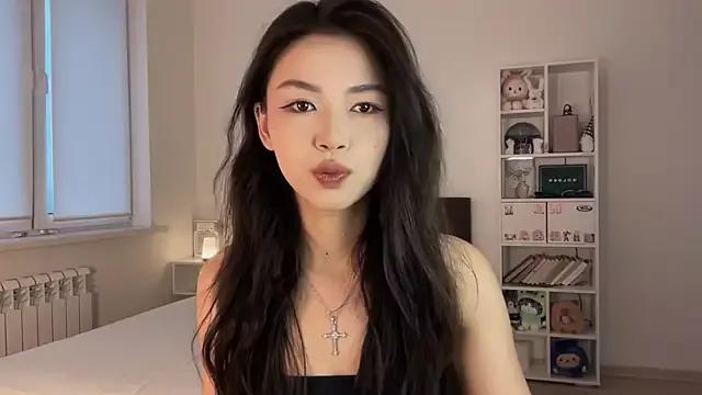 Discover our girls online shows and discover the company of countless livestreamers, with stunning shapes, sex toys and more.