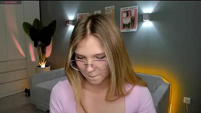 Discover our girls online shows and discover the company of countless livestreamers, with stunning shapes, sex toys and more.