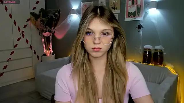 linakorvin from StripChat is Freechat