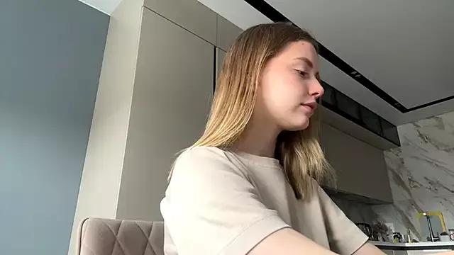 Discover our girls online shows and discover the company of countless livestreamers, with stunning shapes, sex toys and more.
