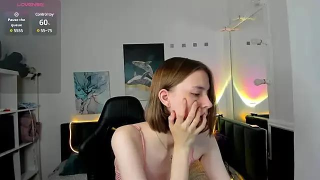 Discover our girls online shows and discover the company of countless livestreamers, with stunning shapes, sex toys and more.