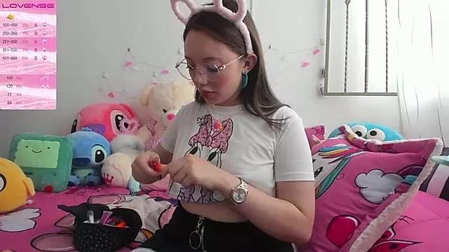 Discover our girls online shows and discover the company of countless livestreamers, with stunning shapes, sex toys and more.