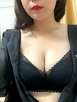 Discover our girls online shows and discover the company of countless livestreamers, with stunning shapes, sex toys and more.