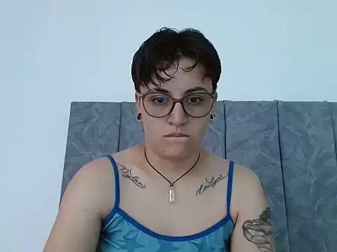 Discover our girls online shows and discover the company of countless livestreamers, with stunning shapes, sex toys and more.