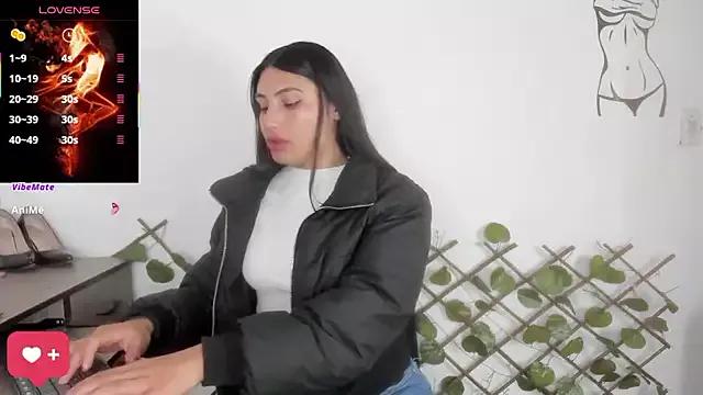 Discover our girls online shows and discover the company of countless livestreamers, with stunning shapes, sex toys and more.