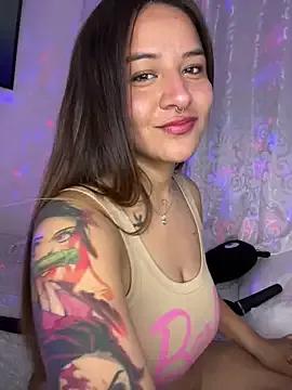 Discover our girls online shows and discover the company of countless livestreamers, with stunning shapes, sex toys and more.
