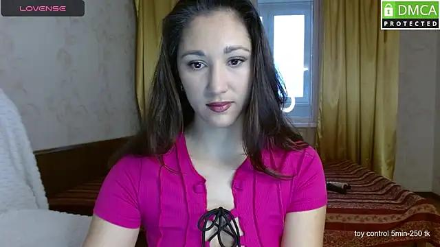 Discover our girls online shows and discover the company of countless livestreamers, with stunning shapes, sex toys and more.
