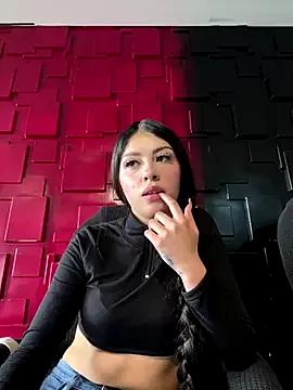 Discover our girls online shows and discover the company of countless livestreamers, with stunning shapes, sex toys and more.