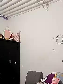 Discover our girls online shows and discover the company of countless livestreamers, with stunning shapes, sex toys and more.