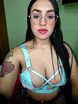 Discover our girls online shows and discover the company of countless livestreamers, with stunning shapes, sex toys and more.