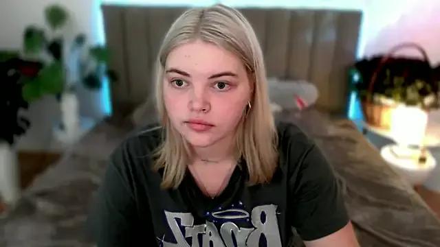 Discover our girls online shows and discover the company of countless livestreamers, with stunning shapes, sex toys and more.