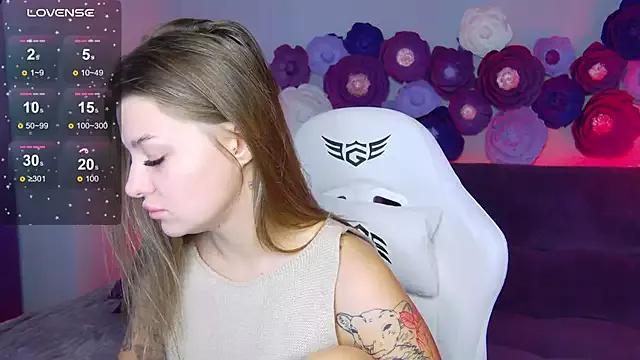 Discover our girls online shows and discover the company of countless livestreamers, with stunning shapes, sex toys and more.