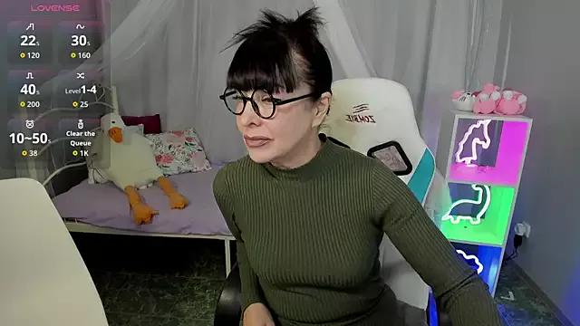 Discover our girls online shows and discover the company of countless livestreamers, with stunning shapes, sex toys and more.