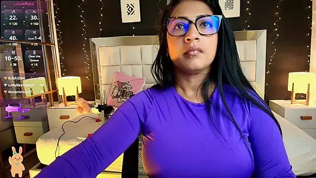 Discover our girls online shows and discover the company of countless livestreamers, with stunning shapes, sex toys and more.