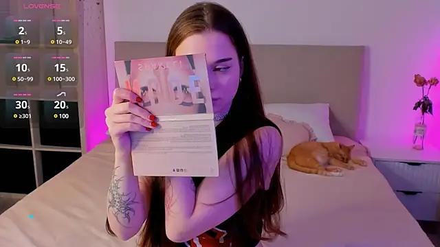 Discover our girls online shows and discover the company of countless livestreamers, with stunning shapes, sex toys and more.