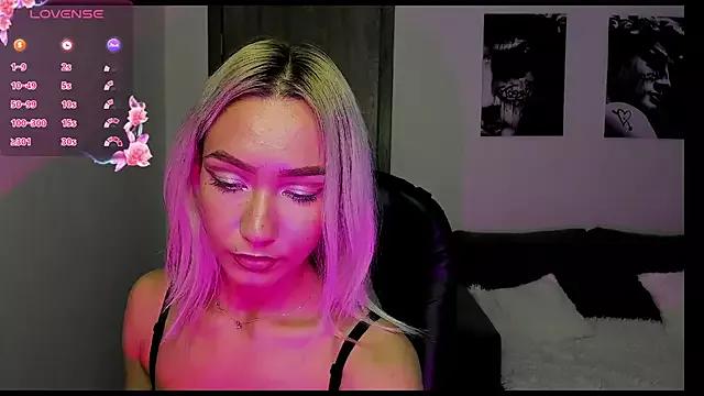Discover our girls online shows and discover the company of countless livestreamers, with stunning shapes, sex toys and more.