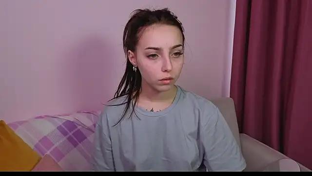 Discover our girls online shows and discover the company of countless livestreamers, with stunning shapes, sex toys and more.