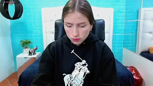 Discover our girls online shows and discover the company of countless livestreamers, with stunning shapes, sex toys and more.