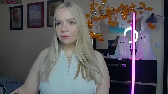 Discover our girls online shows and discover the company of countless livestreamers, with stunning shapes, sex toys and more.