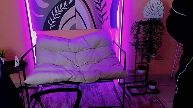 Discover our girls online shows and discover the company of countless livestreamers, with stunning shapes, sex toys and more.