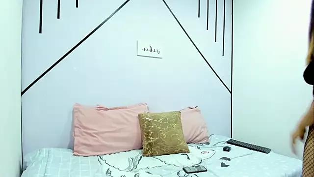 Discover our girls online shows and discover the company of countless livestreamers, with stunning shapes, sex toys and more.