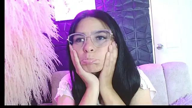 Discover our girls online shows and discover the company of countless livestreamers, with stunning shapes, sex toys and more.