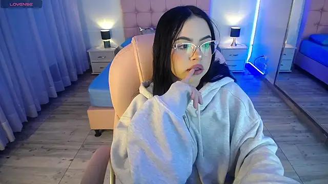 Discover our girls online shows and discover the company of countless livestreamers, with stunning shapes, sex toys and more.